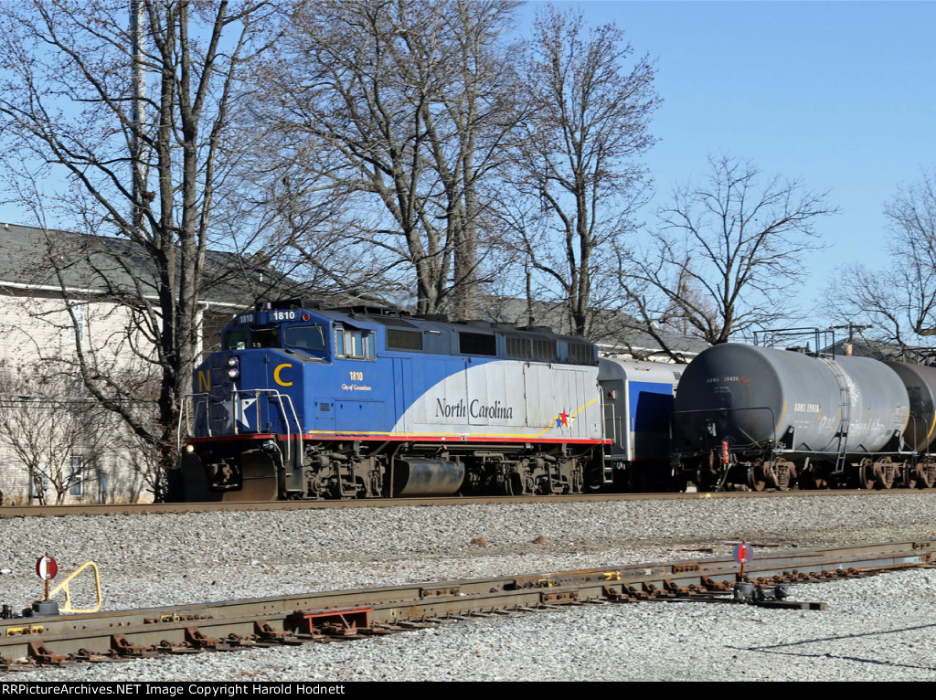 RNCX 1810 leads train 75 southbound